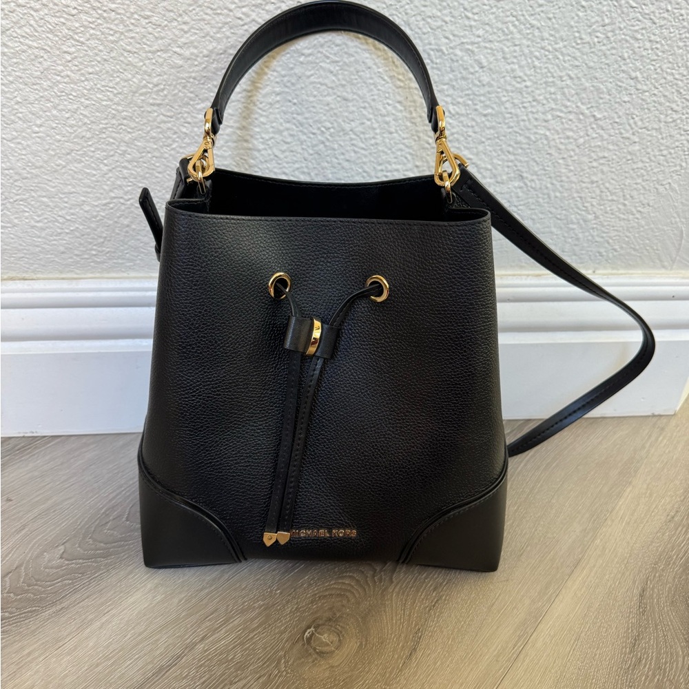 Michael Kors Mercer Gallery Black Leather Bucket Crossbody Tote Bag new